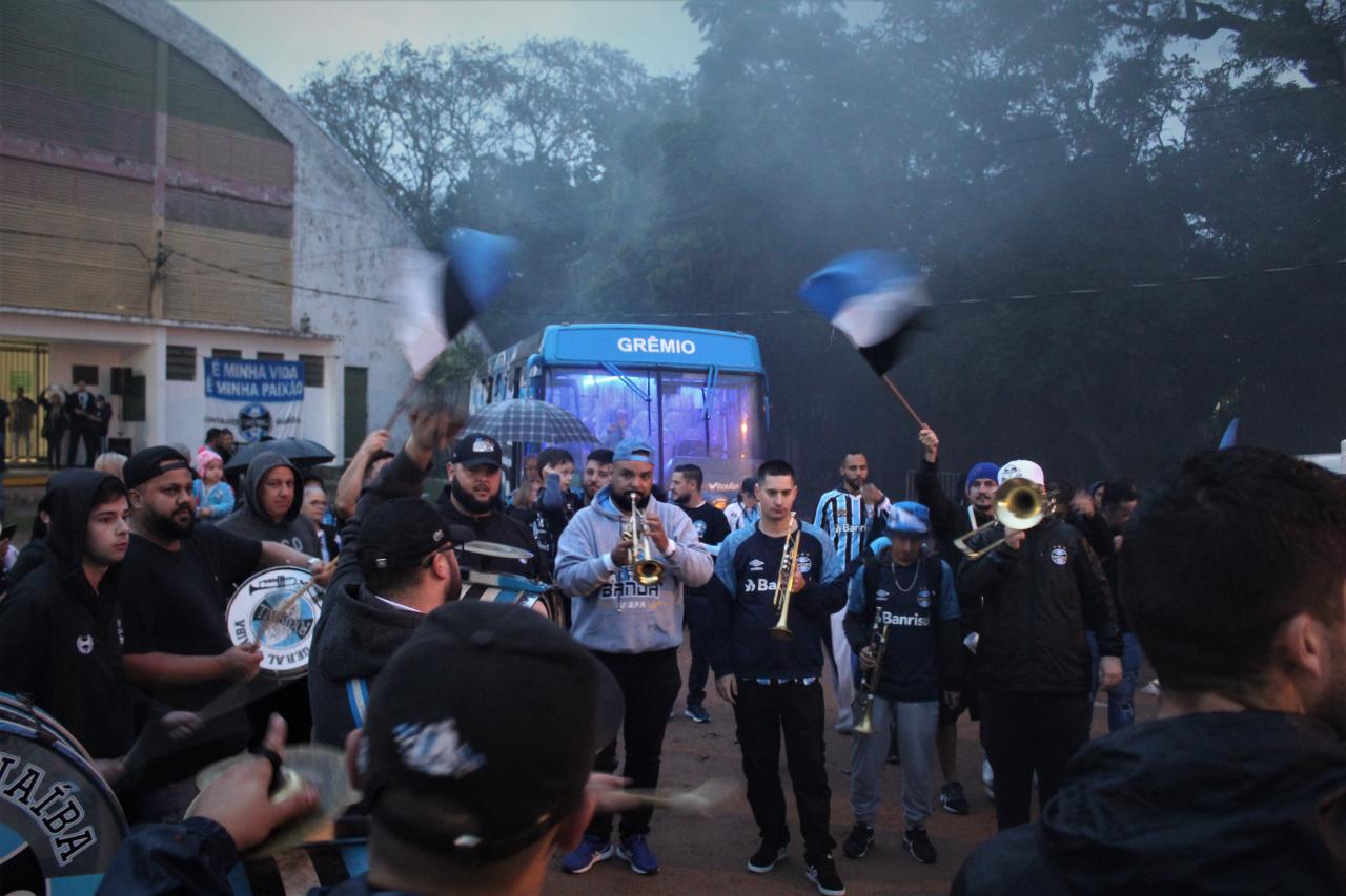 Festa do Grêmio inaugura o primeiro ônibus de consulado gremista em Guaíba