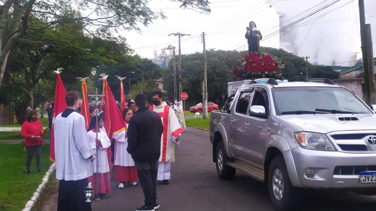 Fiéis homenageiam Santa Rita de Cássia em procissão na zona sul de Guaíba