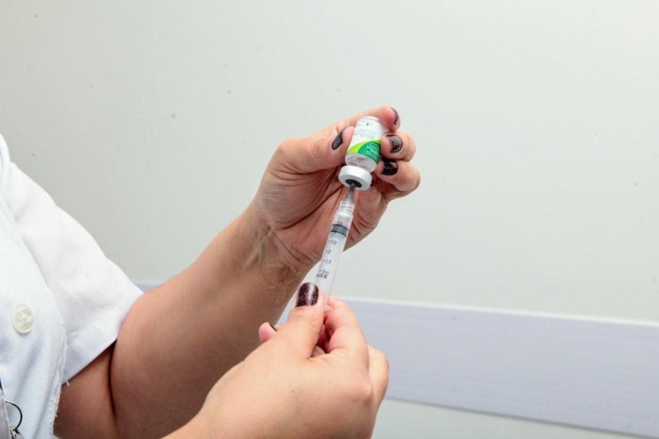 Com 4ª dose para maiores de 40 anos, vacinação contra covid-19 e gripe segue neste sábado