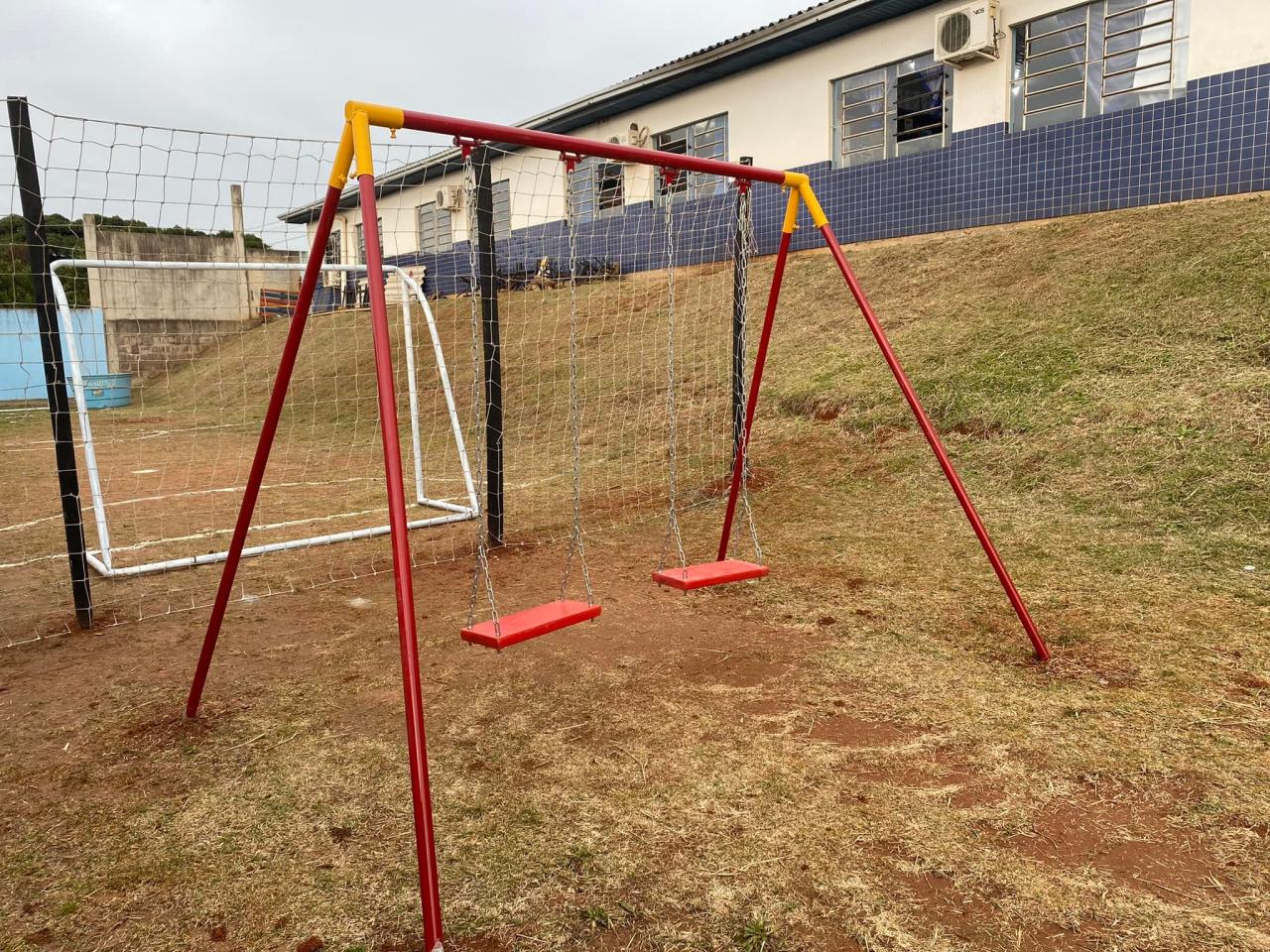 Prefeitura de Guaíba instala praça de brinquedos no Logradouro