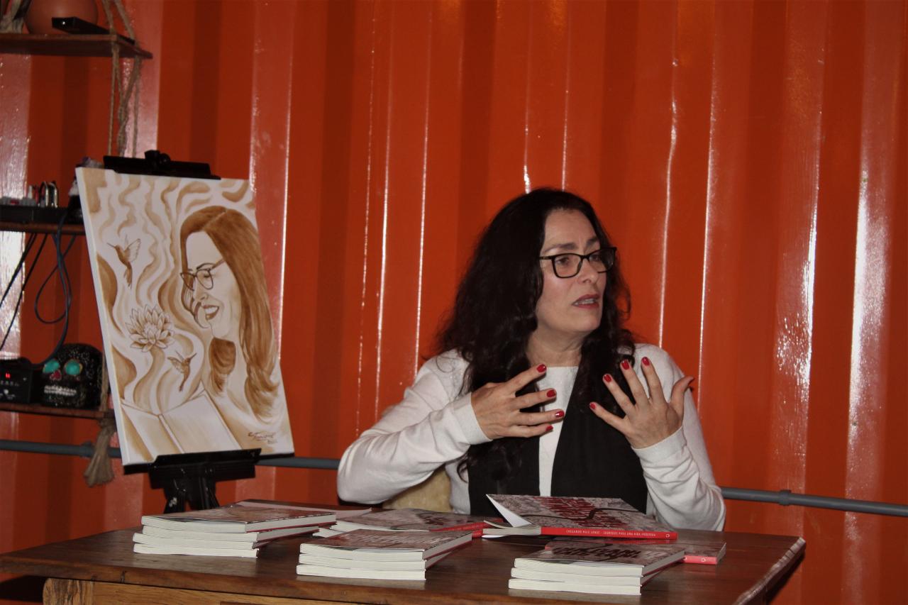 Treinadora emocional Zaira Schulmann autografa o livro 