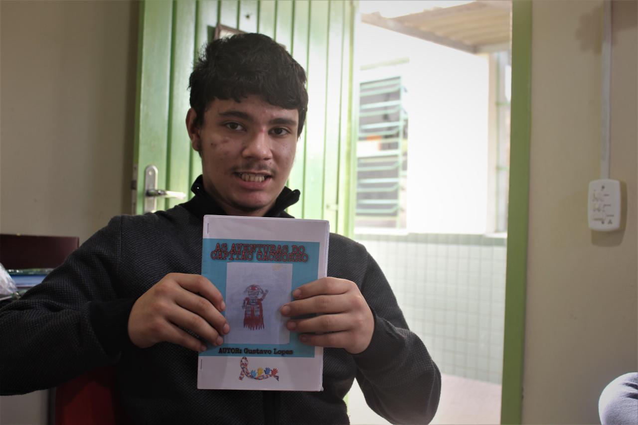 Estudante autista da escola Rio Grande do Sul tenta lançar o livro 