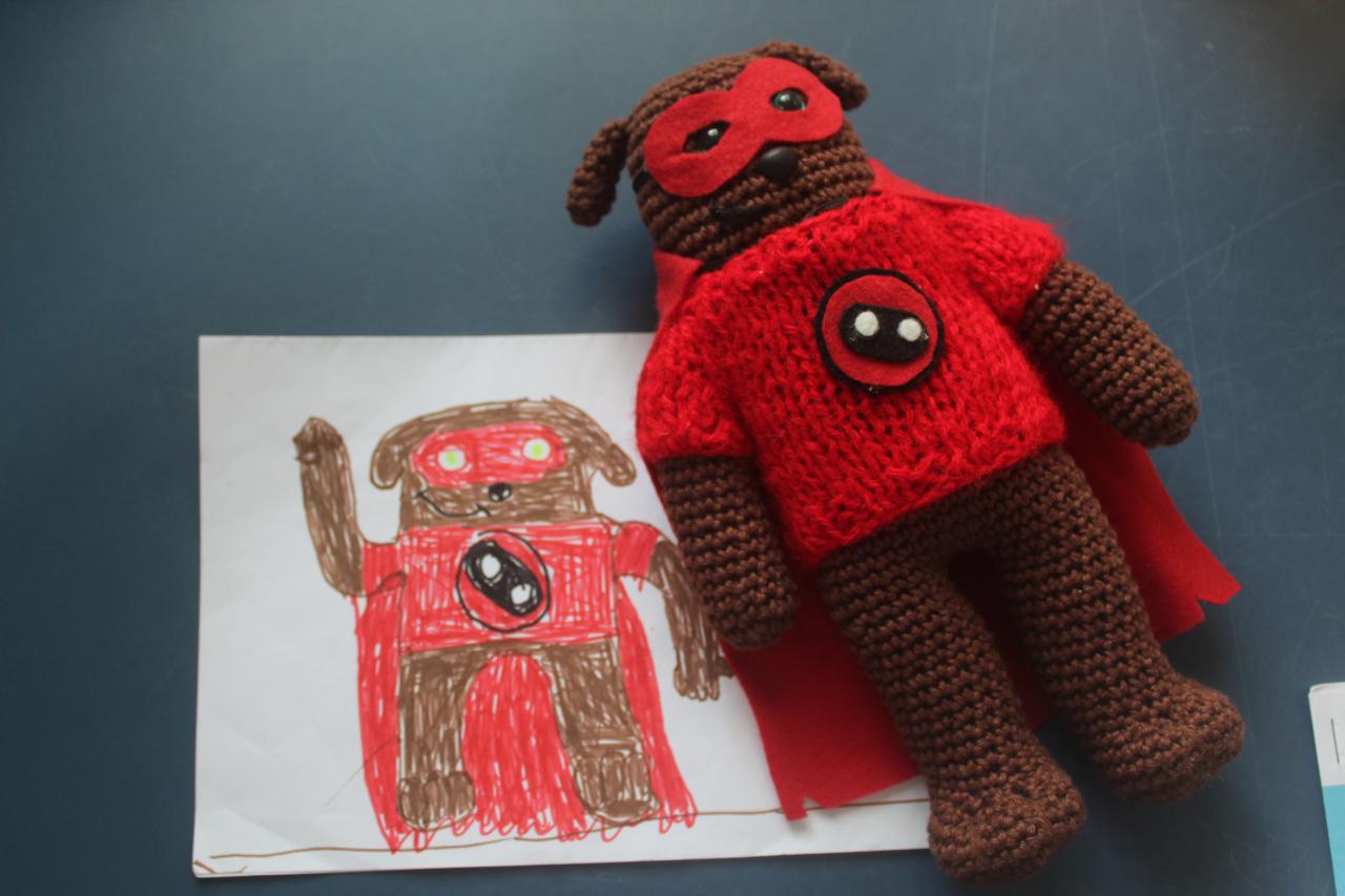 A m&atilde;e, Fabiana, construi o capit&atilde;o Cachorro em boneco de pano