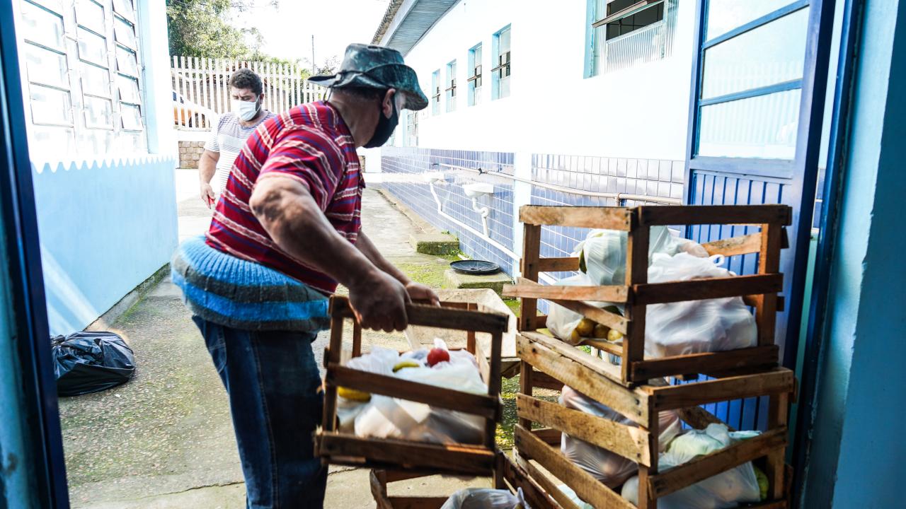 Prefeitura de Guaíba entrega kits de alimentação para estudantes de baixa renda