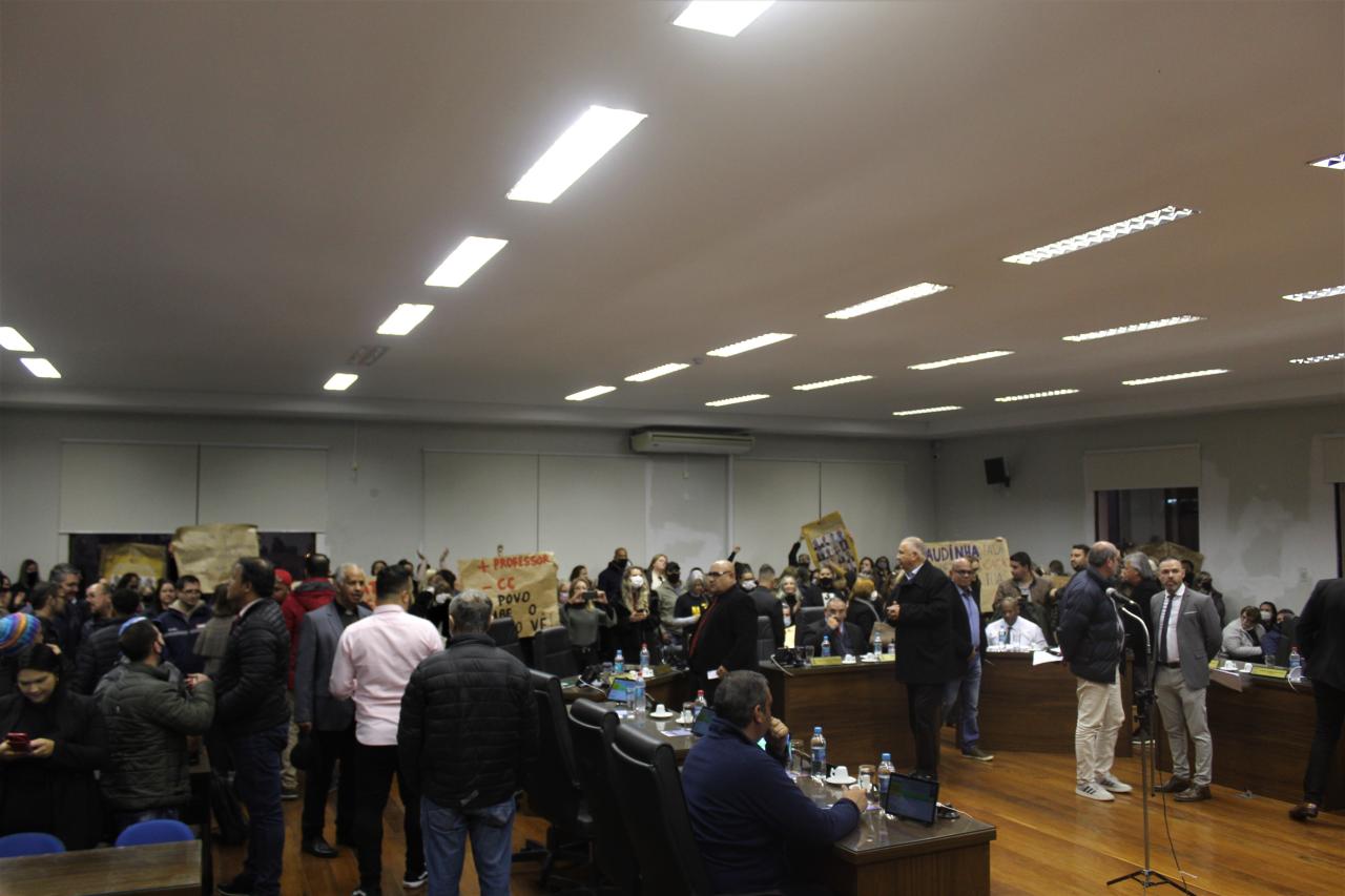 Professores lotam plenário da Câmara em reinvindicação do pagamento do piso do magistério