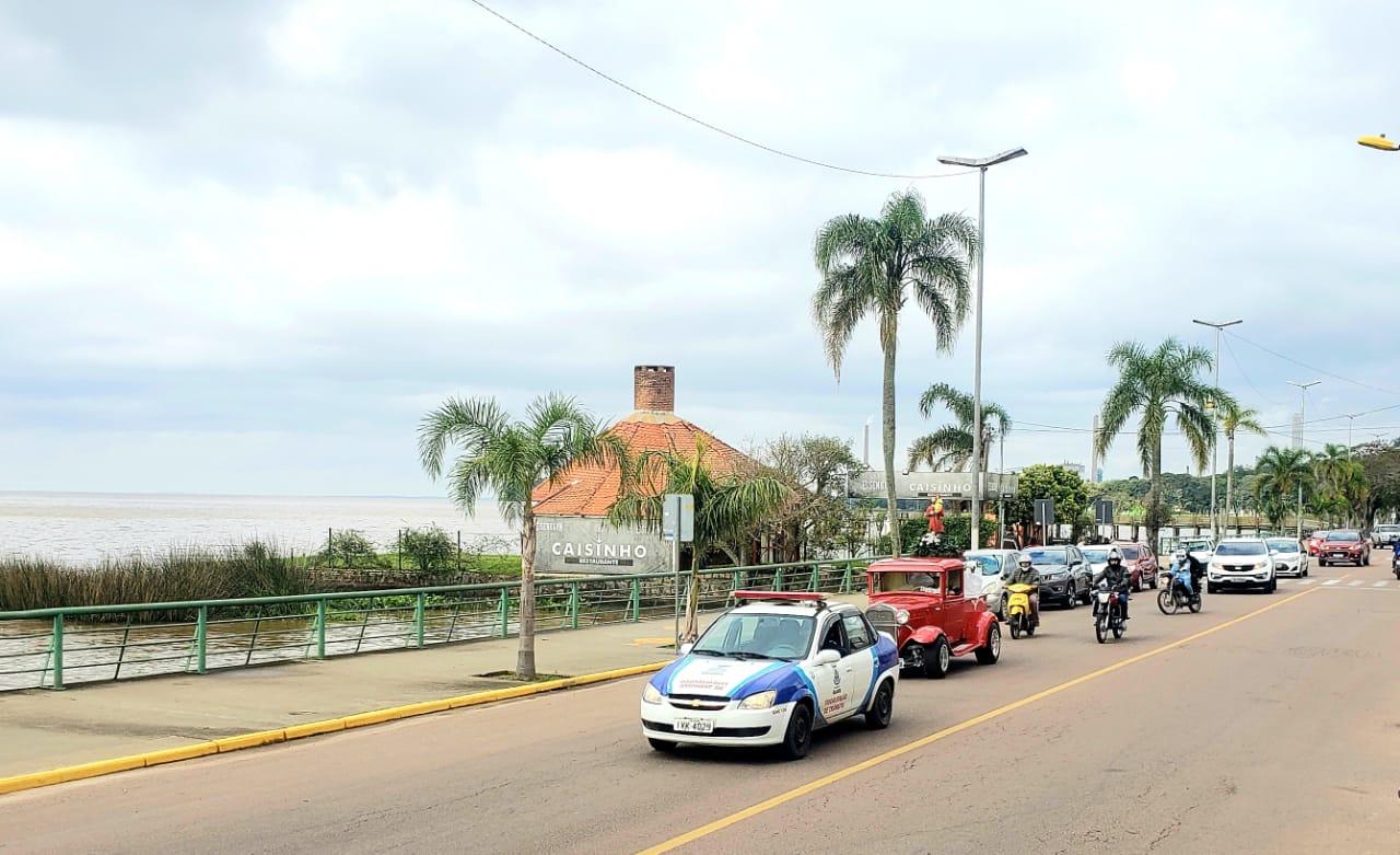 Centenas de fiéis participam da tradicional carreata de São Cristovão