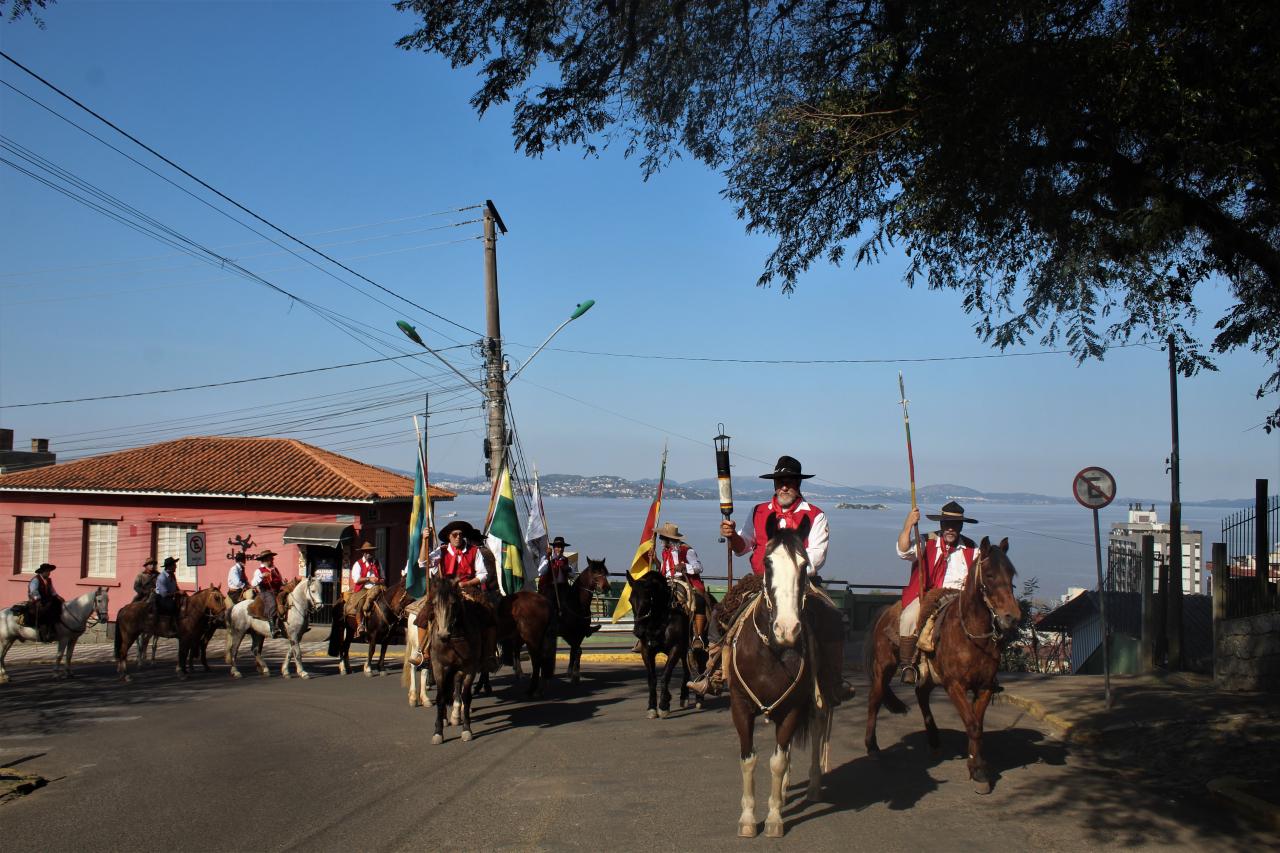 Chegada da chama crioula marca início da programação do 2º Sarandeio Farroupilha