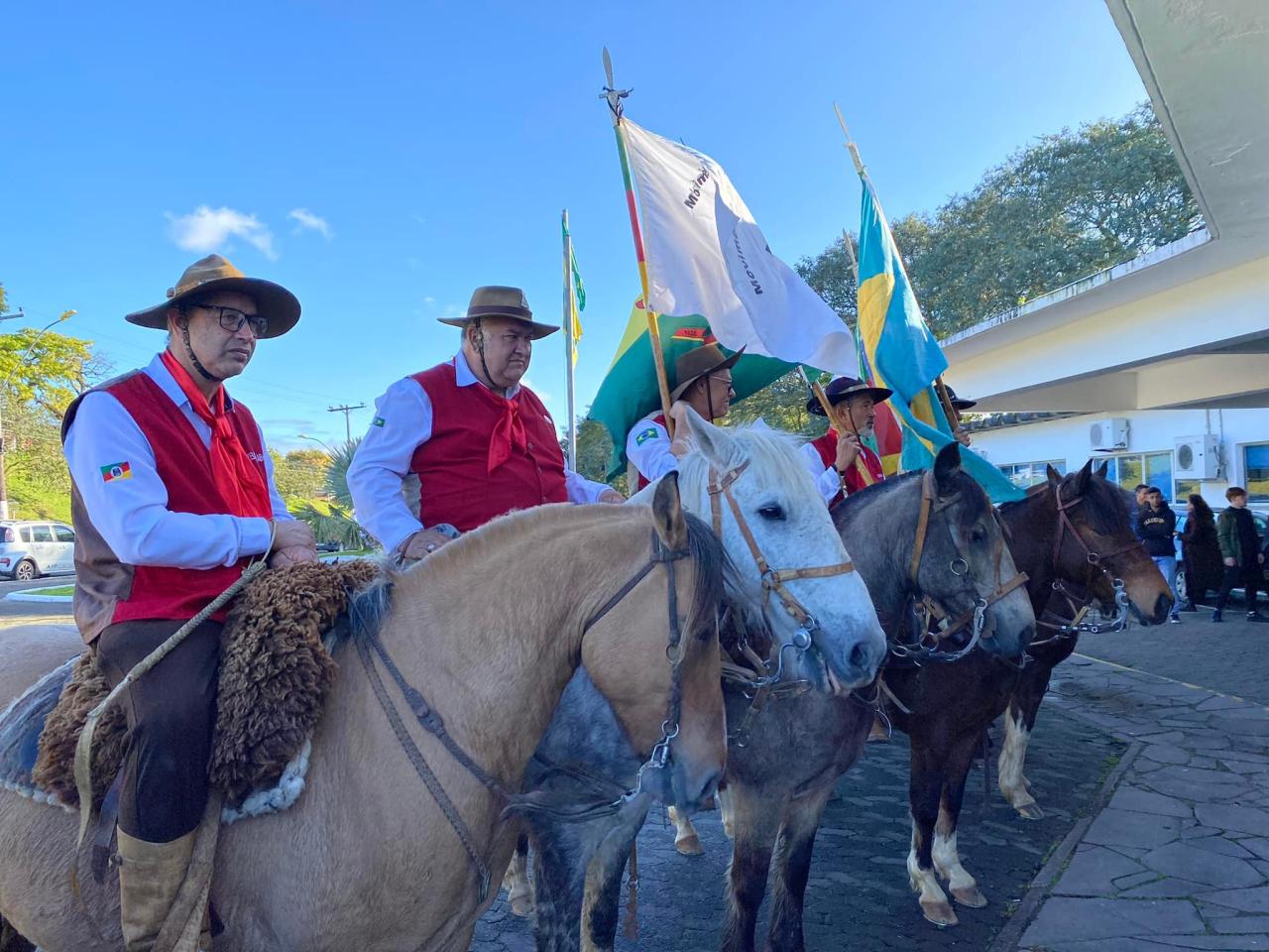 Guardiões começam tradicional cavalgada em busca da Chama Crioula