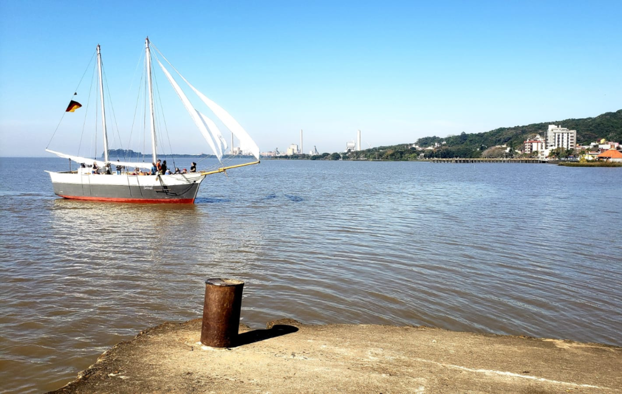 Reprodução do barco de Giuseppe Garibaldi atraca em Guaíba