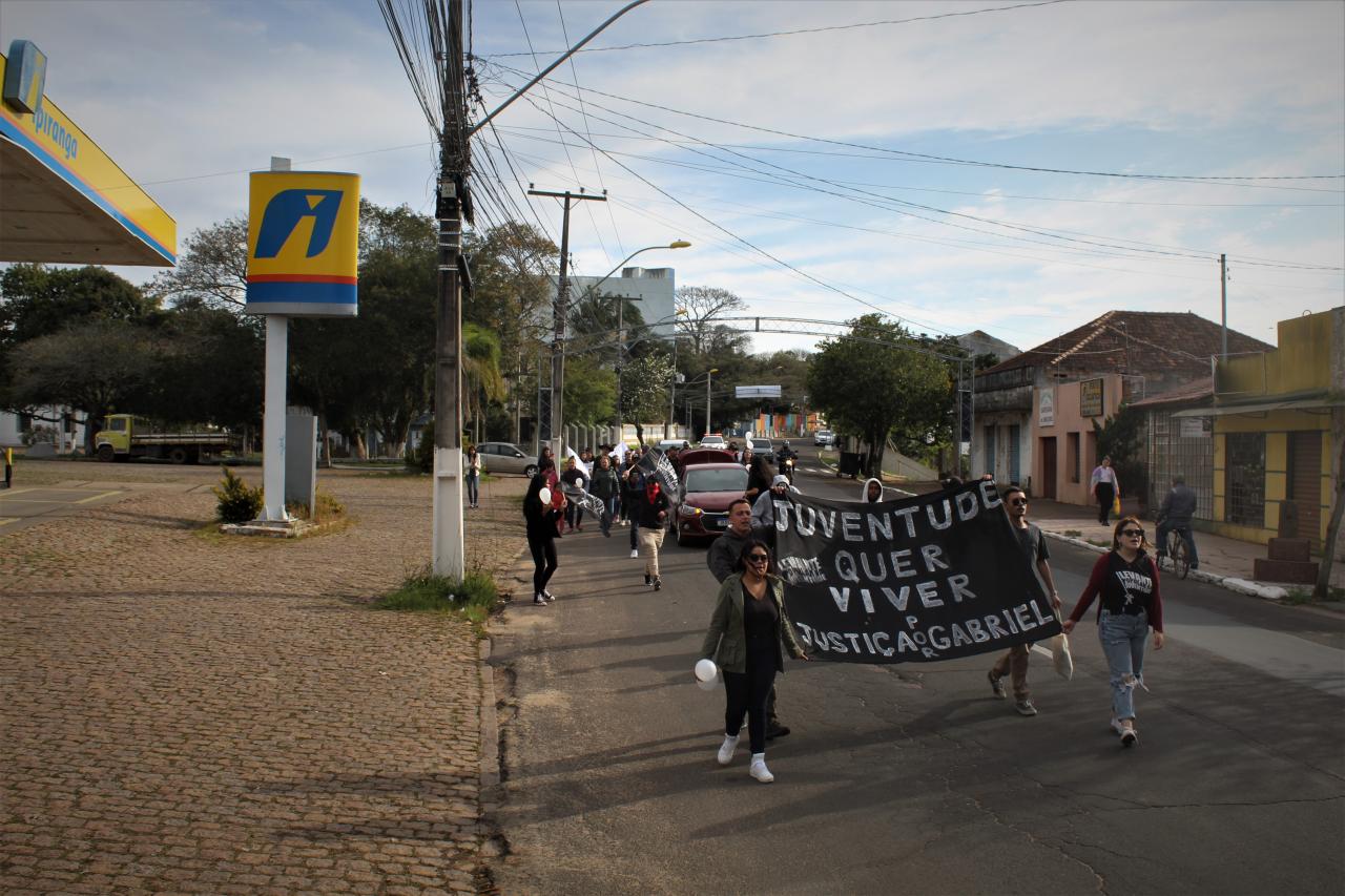Caminhada em Guaíba pede justiça pela morte do jovem Gabriel Marques, de 18 anos