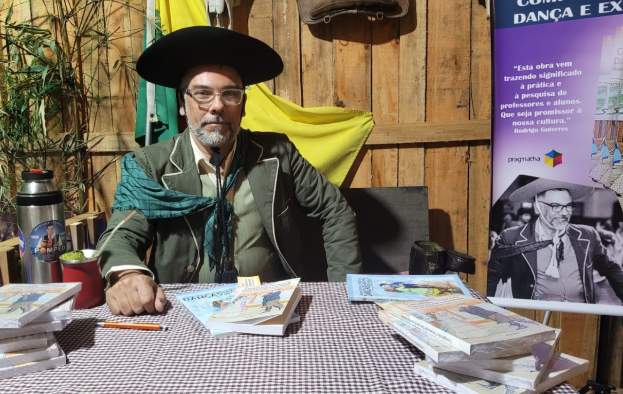 Coreógrafo Nivaldo Rosa autografa livro sobre danças tradicionalistas no parque Coelhão