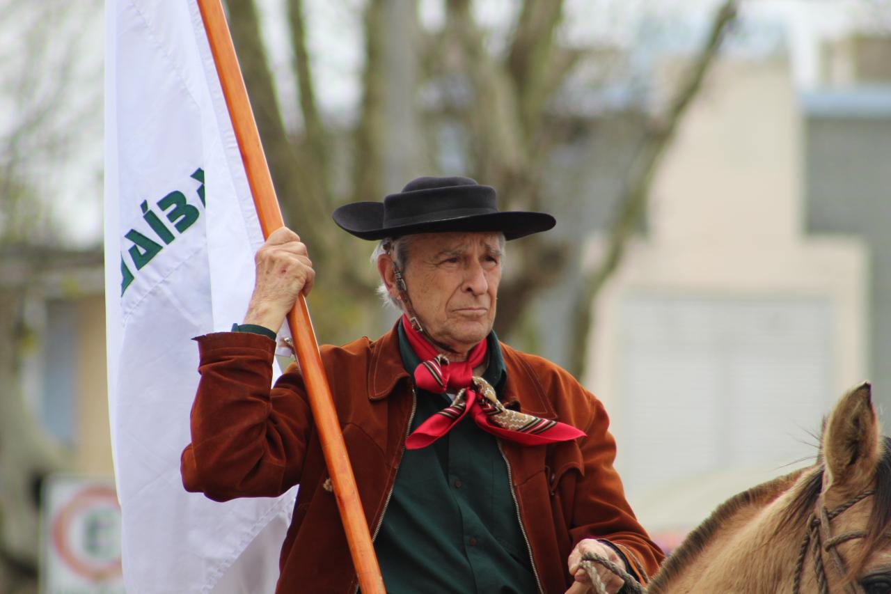 Gaston Leão, um homem e seu povo