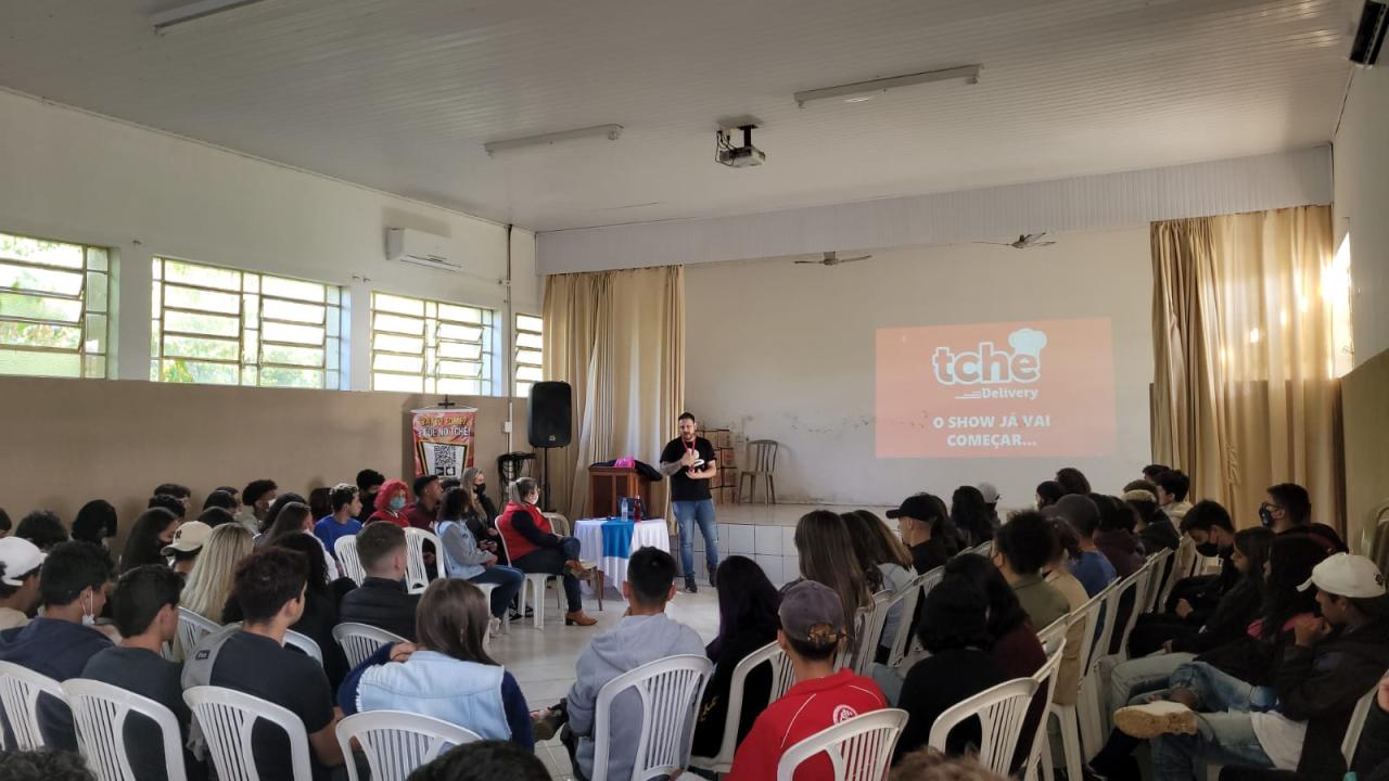 Tchê Delivery realiza palestras nas escolas e apresenta seu case de sucesso