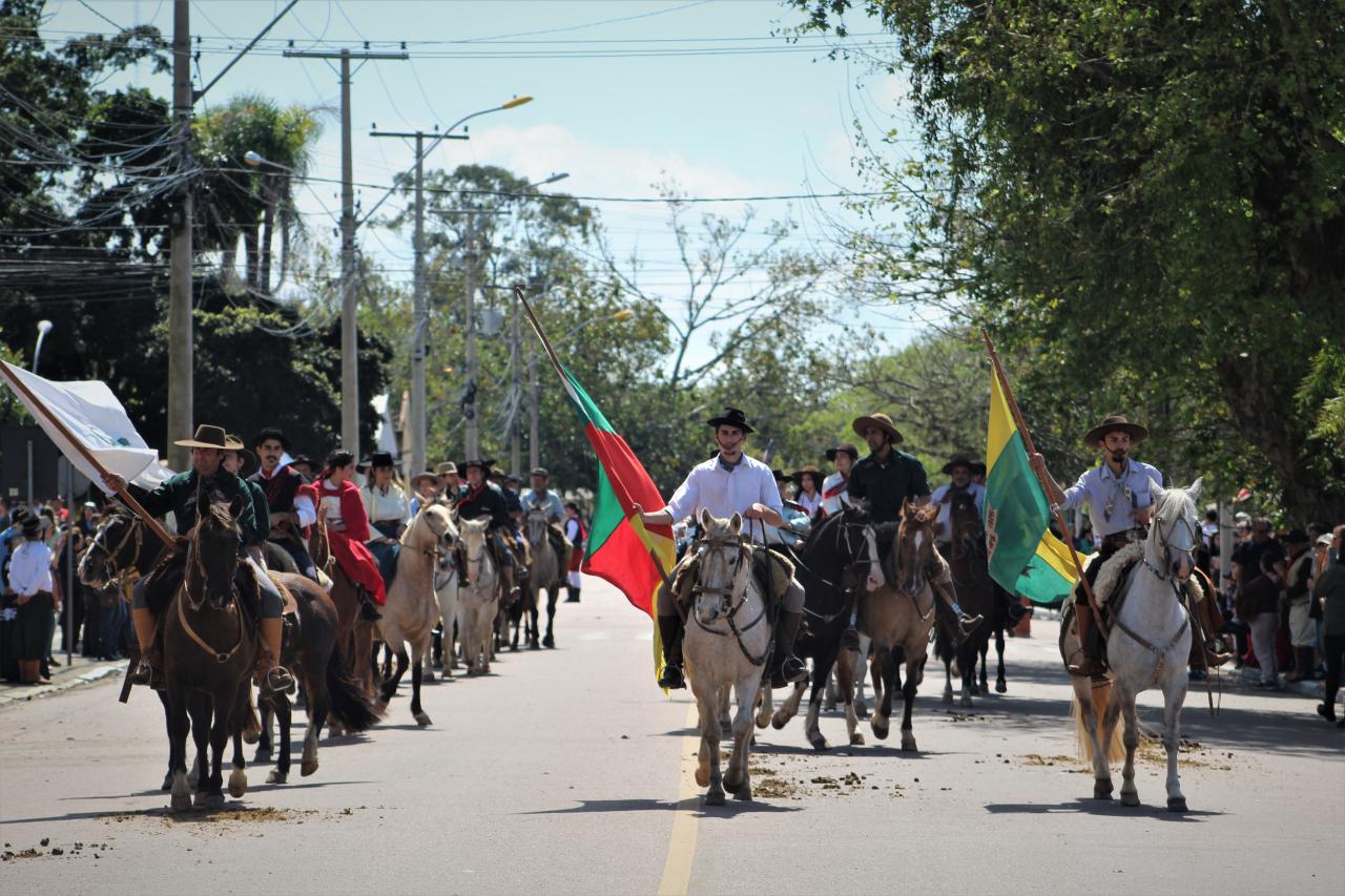 Tradicional desfile de 20 de Setembro retorna com grande público em Guaíba