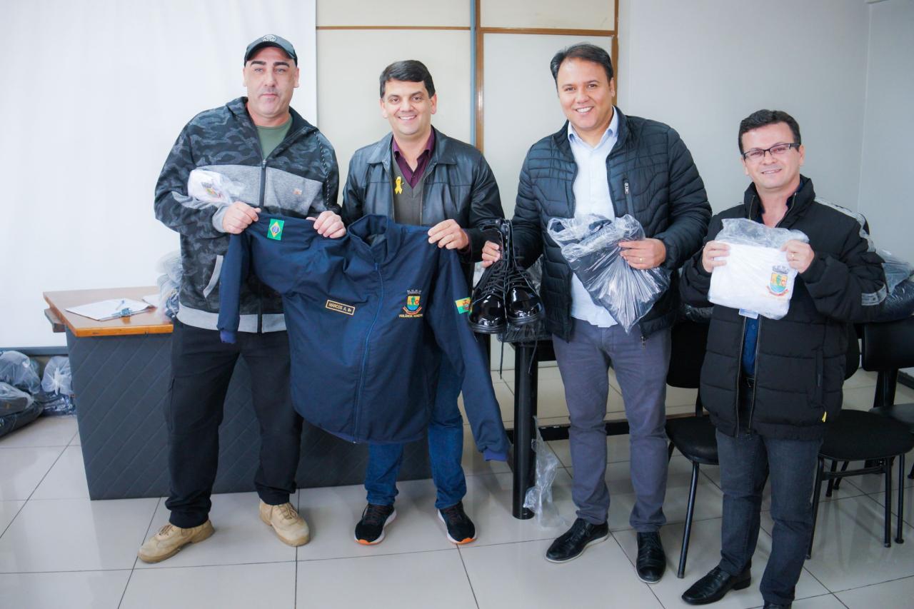 Vigilantes municipais recebem novos uniformes depois de quase 20 anos