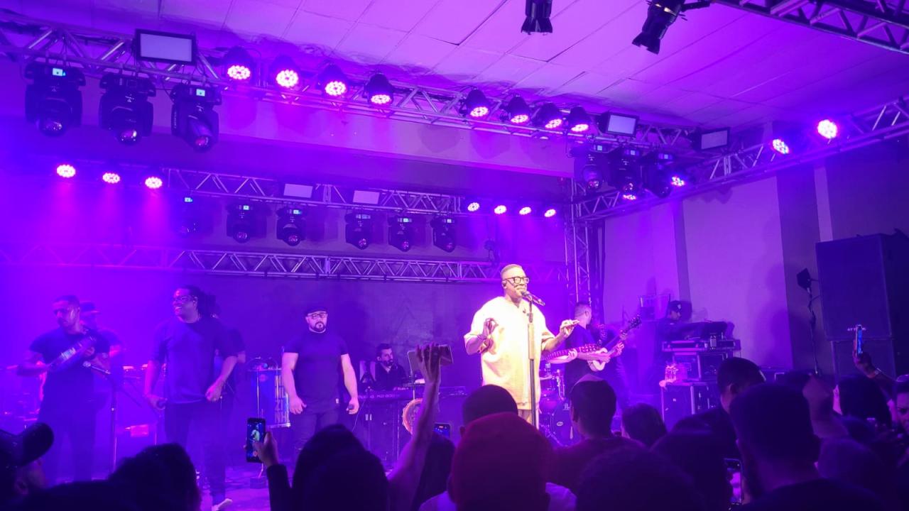 Cantor de pagode Mumuzinho faz show no Sport Club Itapuí, em Guaíba