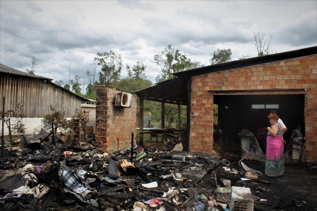 Casa é totalmente incendiada e família perde tudo na vila Ipê; campanha pede doações