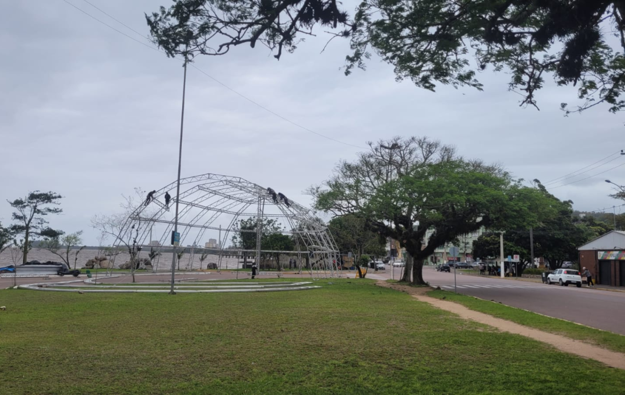 Estrutura da 1ª Olifeira começa a ser montada no centro de Guaíba; veja a programação