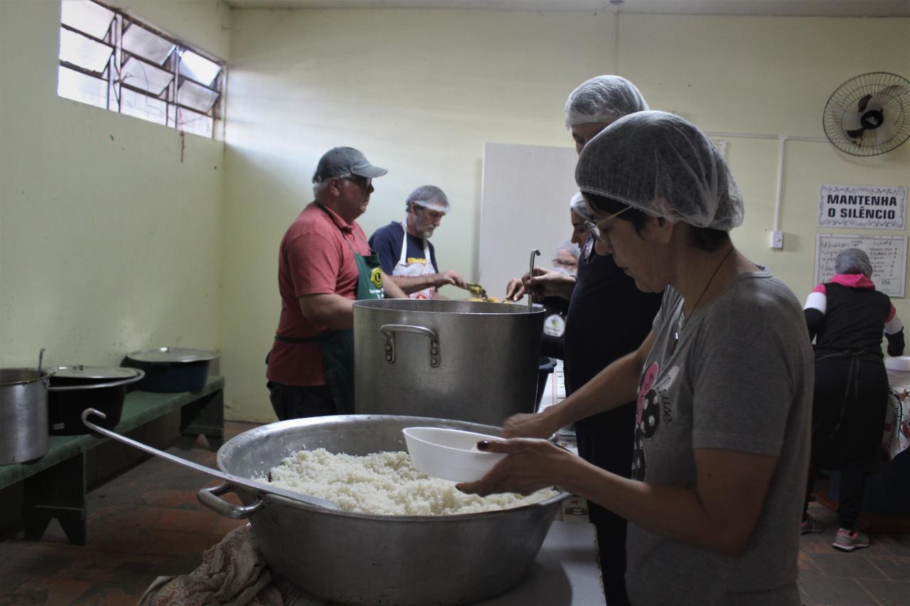 Grupo Vagalumes da Esperança distribui quase 400 marmitas todos os sábados para comunidade