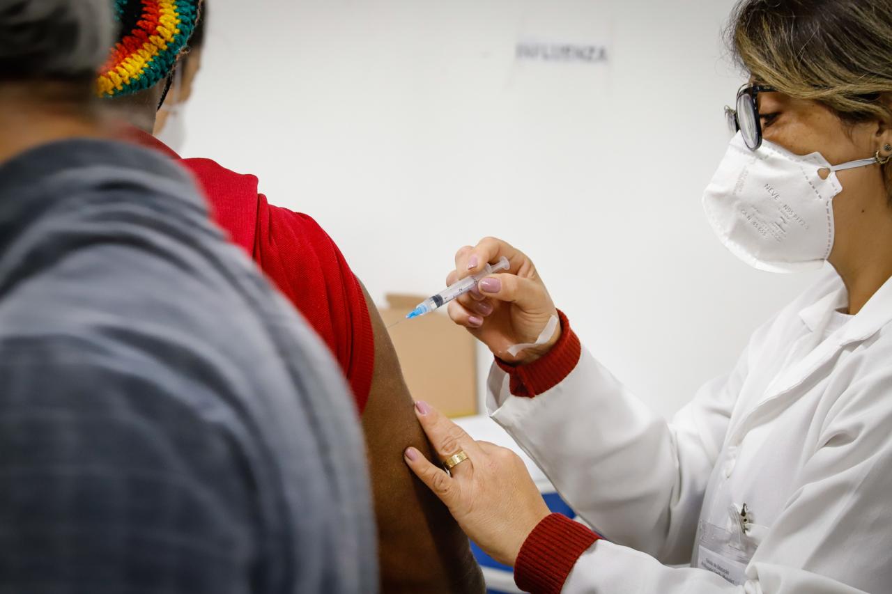 Guaíba amplia vacinação da 4ª dose contra covid para maiores de 32 anos