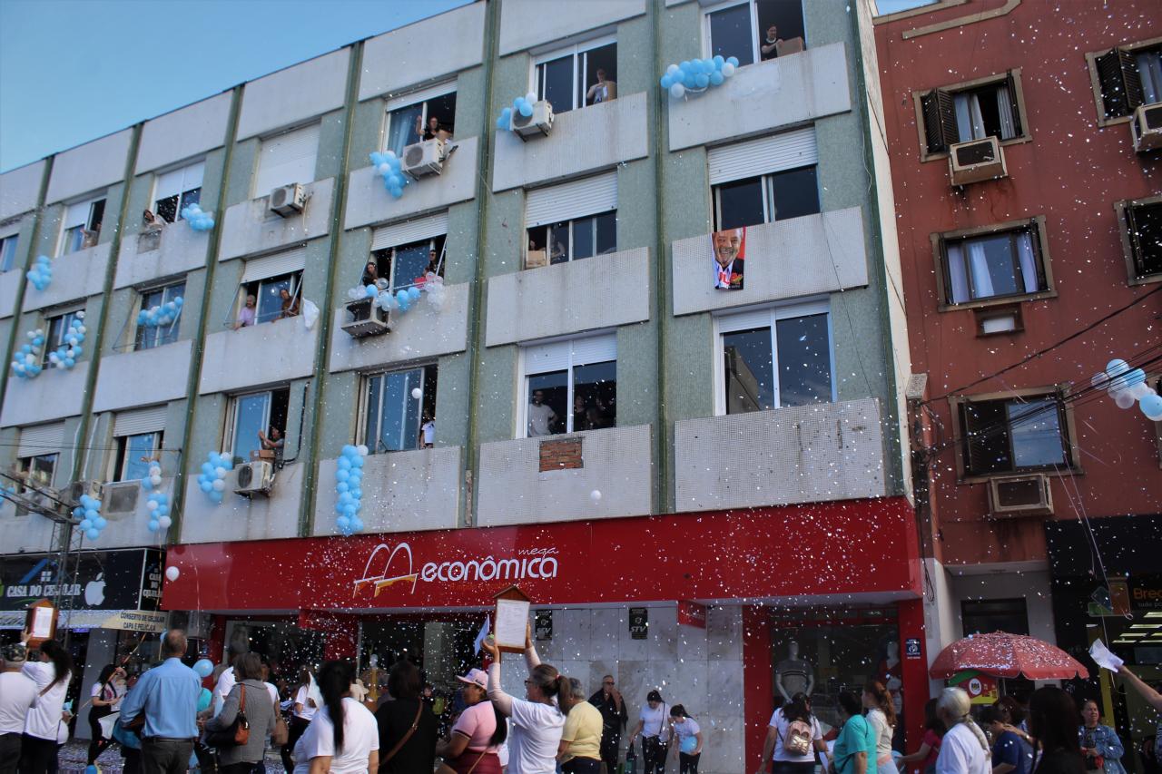 Moradores de edif&iacute;cio na avenida S&atilde;o Jos&eacute; jogaram chuva de papel picado