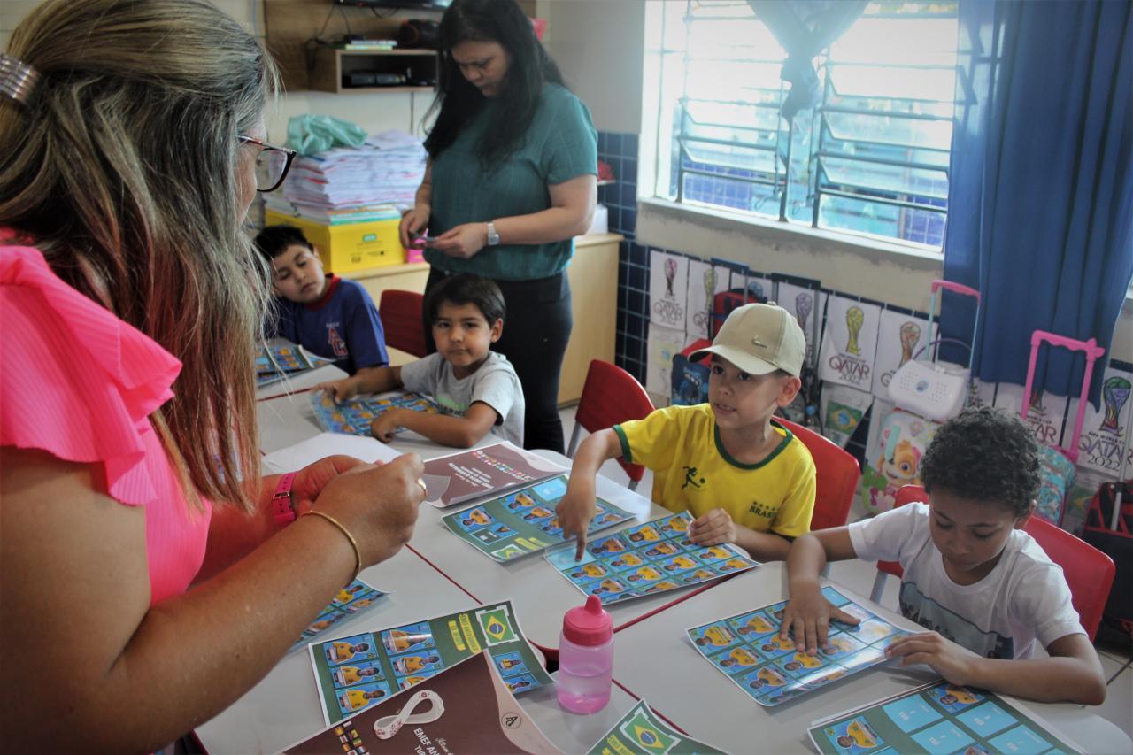 Alunos da escola Anita Garibaldi transformam-se em figurinhas do álbum da Copa