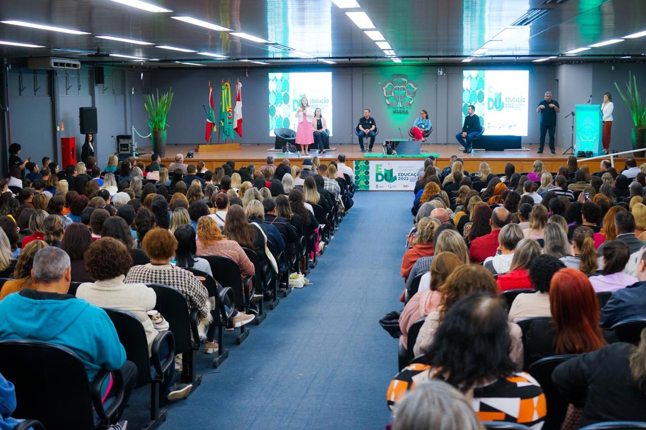 Seminário Municipal de Educação reúne professores e destaca a aprendizagem pós-pandemia