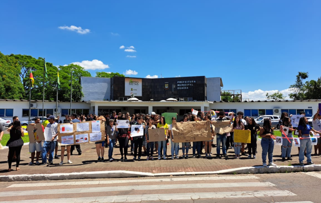 Escola Carlos de Moura e Cunha protesta nas ruas contra a discriminação racial