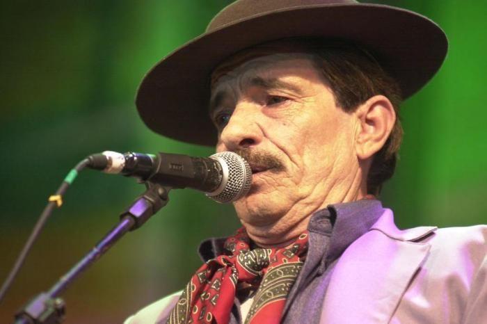 Estátua do cantor tradicionalista José Cláudio Machado começa a ser construída no centro de Guaíba