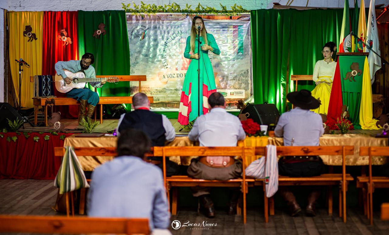 Festival de declamação gaúcha reúne grande público no CTG Darci Fagundes
