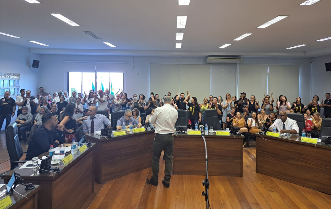 Servidores públicos lotam plenário da Câmara de Vereadores contra alteração no plano de carreira