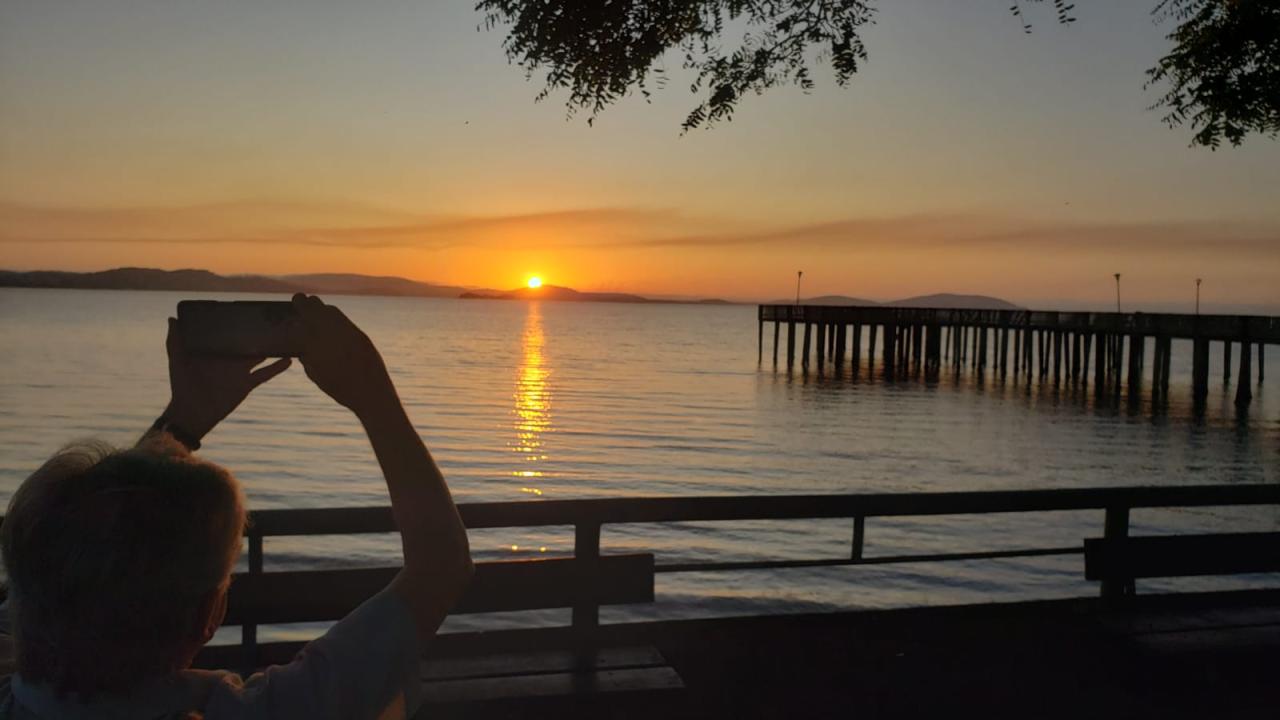 Fotógrafos registram o primeiro amanhecer de 2023 no lago Guaíba; veja as imagens