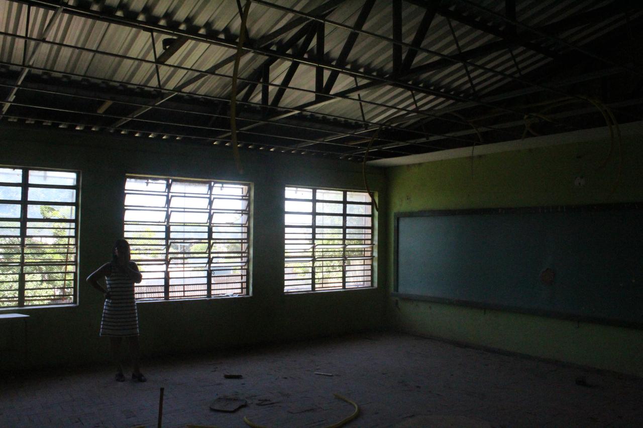 Prédio abandonado da escola Otero Paiva Guimarães, na São Francisco, é alvo de furtos e depredações