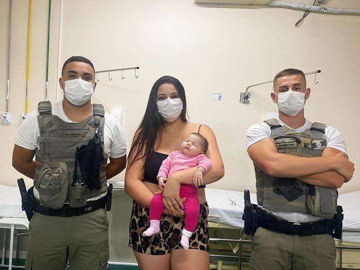 Soldados da Brigada Militar de Guaíba salvam bebê recém-nascida engasgada com leite materno
