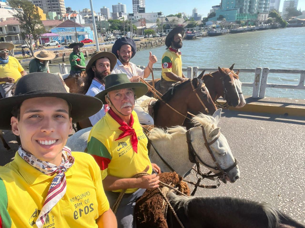 Cavalarianos de Guaíba participam da 37ª Cavalgada do Mar, no Litoral Norte