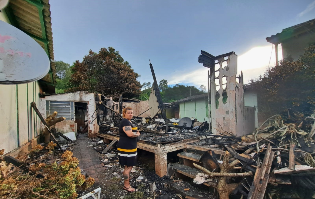 Família perde tudo em incêndio na Colina e campanha arrecada doações; veja como ajudar