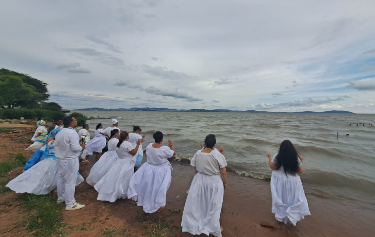 Fiéis celebram o dia de Iemanjá na beira do Guaíba