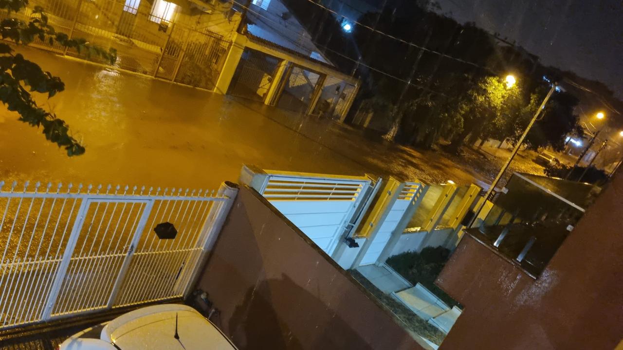 Vídeos: forte chuva volta a causar alagamentos em Guaíba