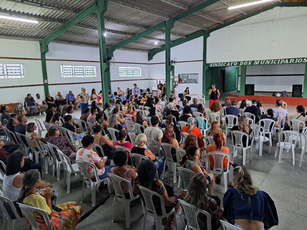 Professores da rede municipal cobram pagamento do piso e marcam paralisação geral