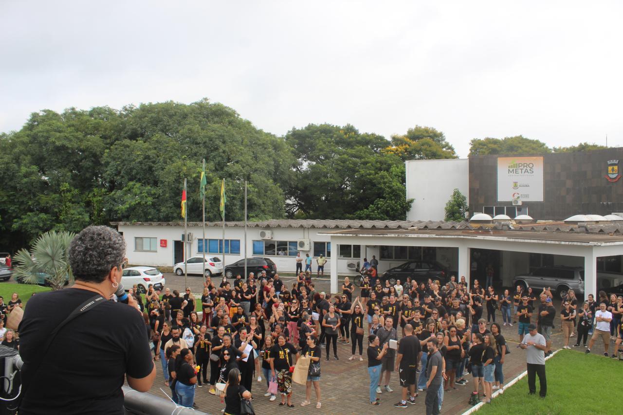 Professores protestam e aprovam greve parcial nas escolas municipais