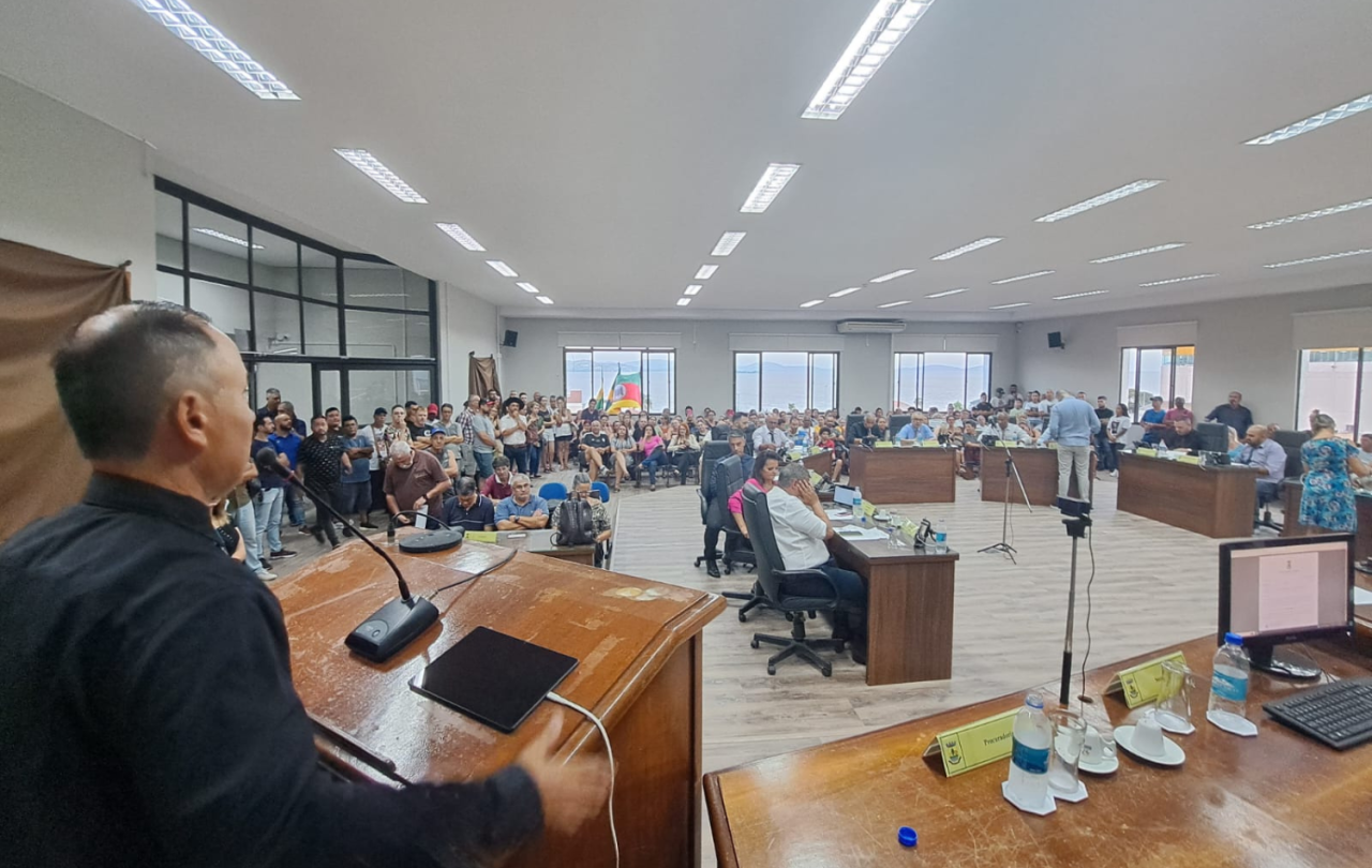 Com vaias e brigas, vereadores discutem reajuste dos professores municipais