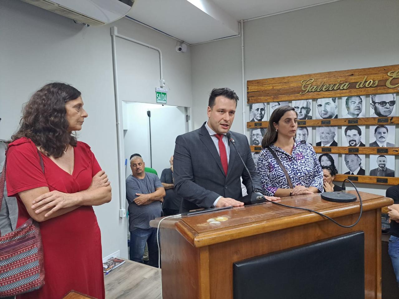 Deputados participam da sessão da Câmara de Vereadores em reivindicação do reajuste dos professores