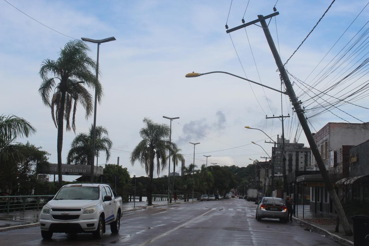 Poste quase caiu na avenida Jo&atilde;o Pessoa, a Beira, no Centro