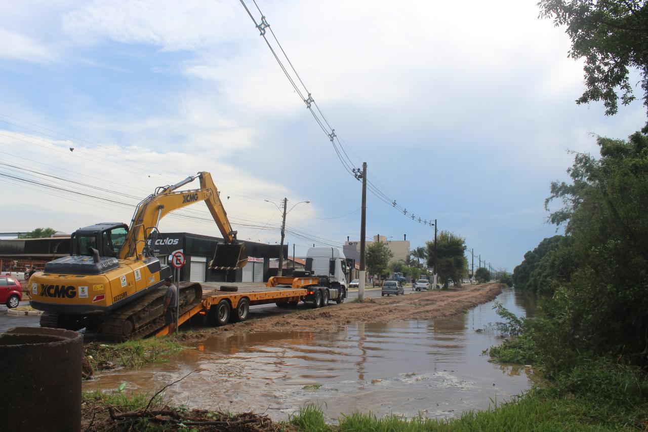 Sub-bacia do Lago Gua&iacute;ba quase transbordou na avenida Ivo Lessa Silveira, na Chac&aacute;ra das Paineiras
