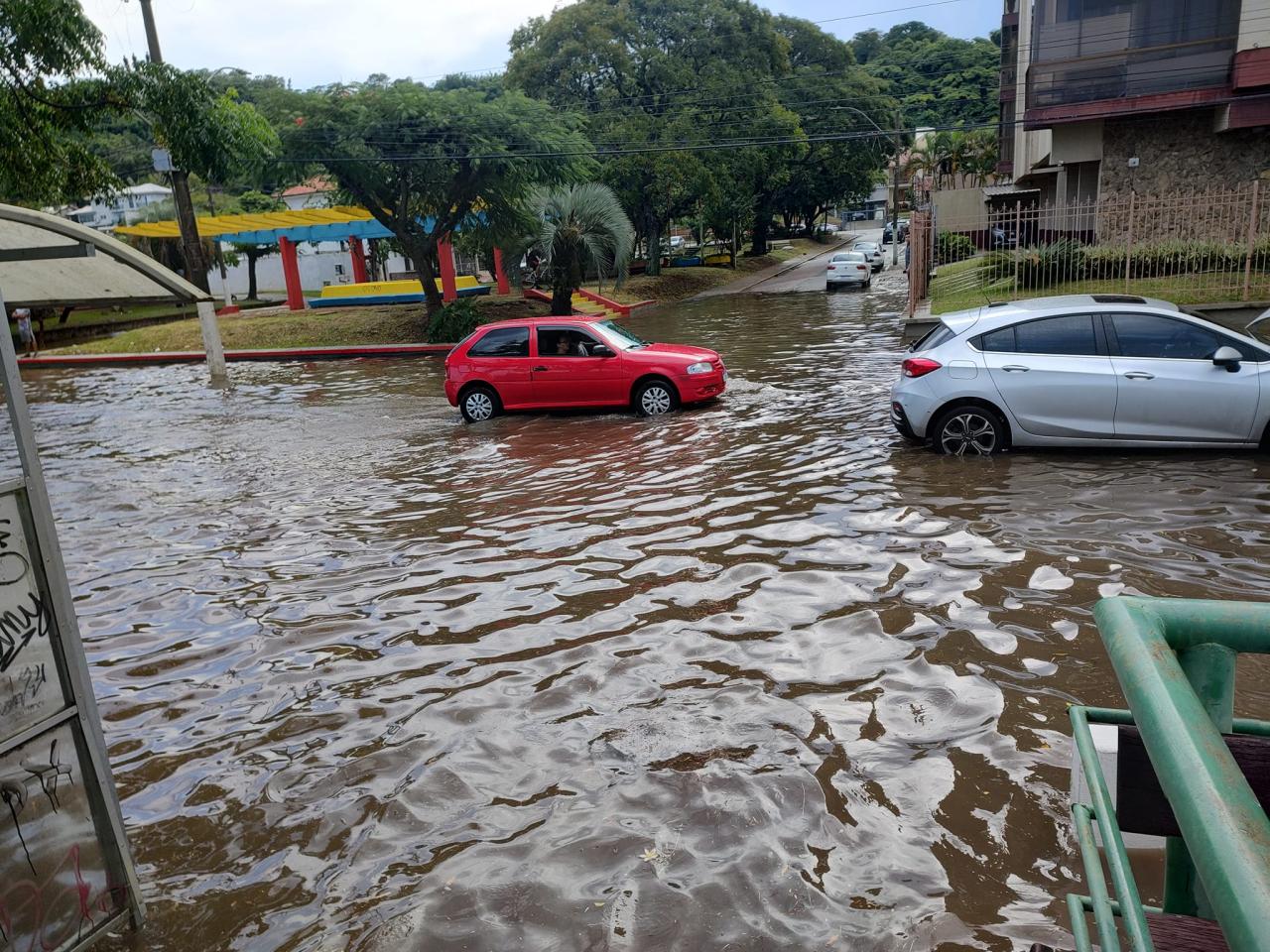 Pela 3ª vez no ano, forte chuva causa alagamentos e estragos em Guaíba