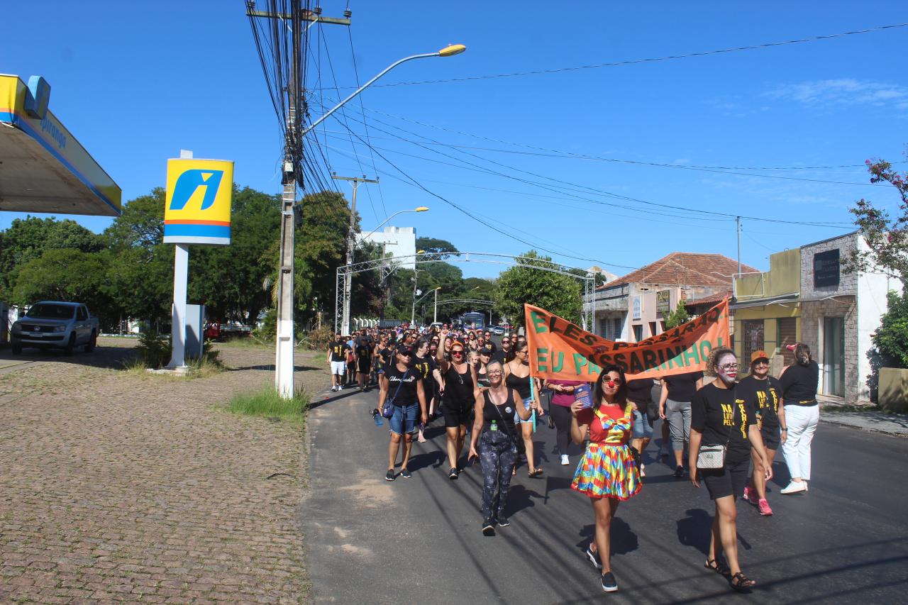 Professores paralisam e fazem caminhada pelo pagamento do piso salarial