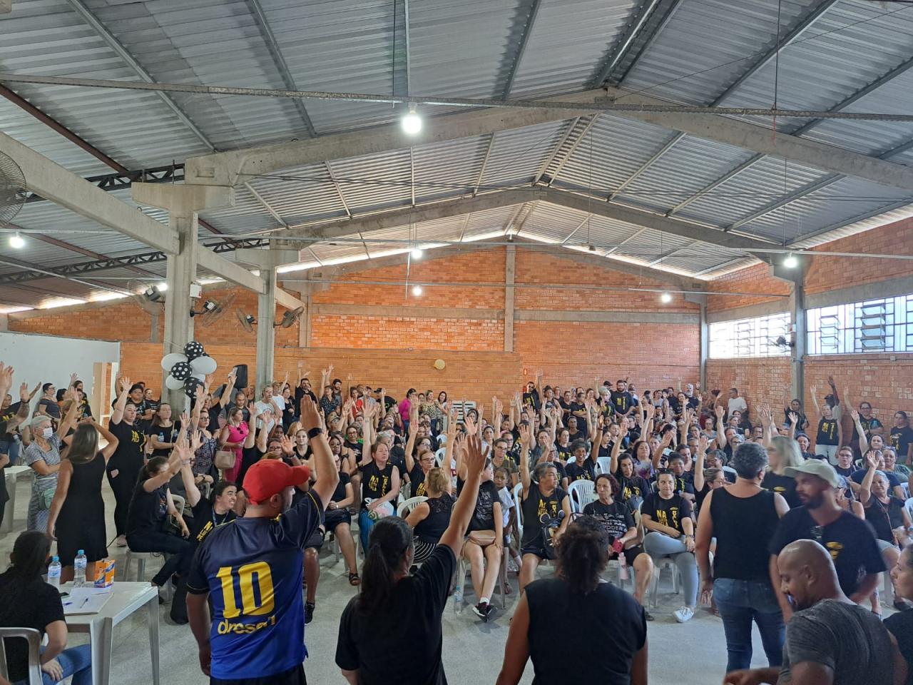 Professores rejeitam nova proposta de reajuste e mantém greve por tempo indeterminado