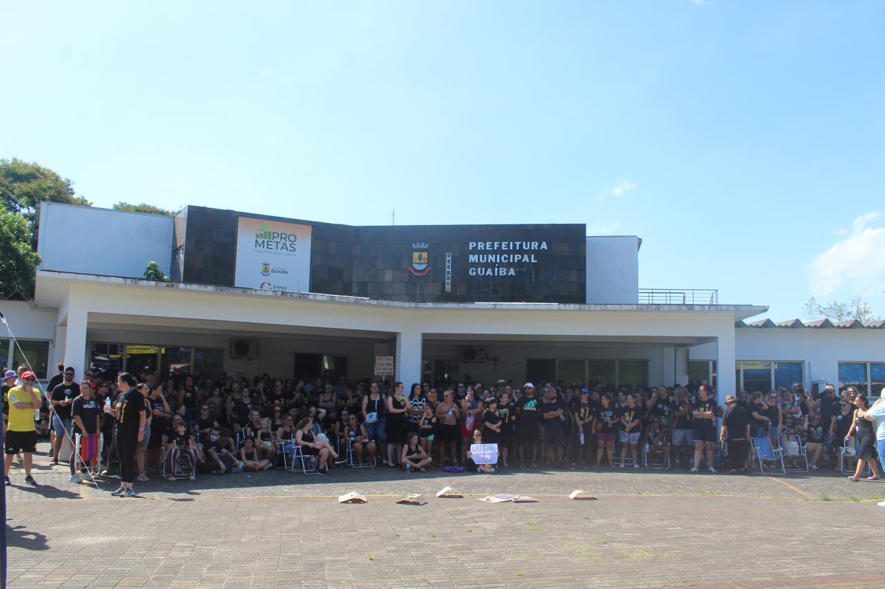 Professores rejeitam reajuste de 5,6% e aprovam greve geral nas escolas do município