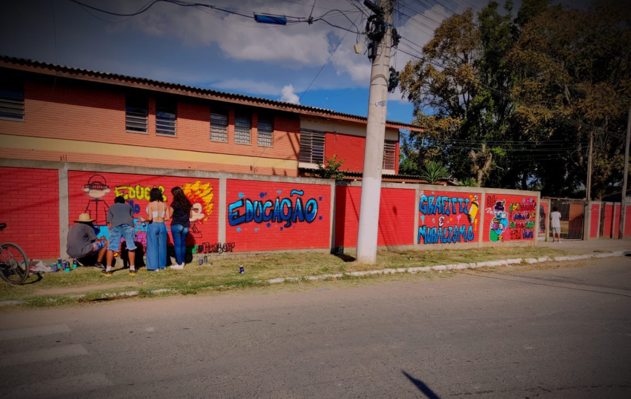 Alunos grafitam muro da escola Izaura Ibanez Paiva, na São Jorge