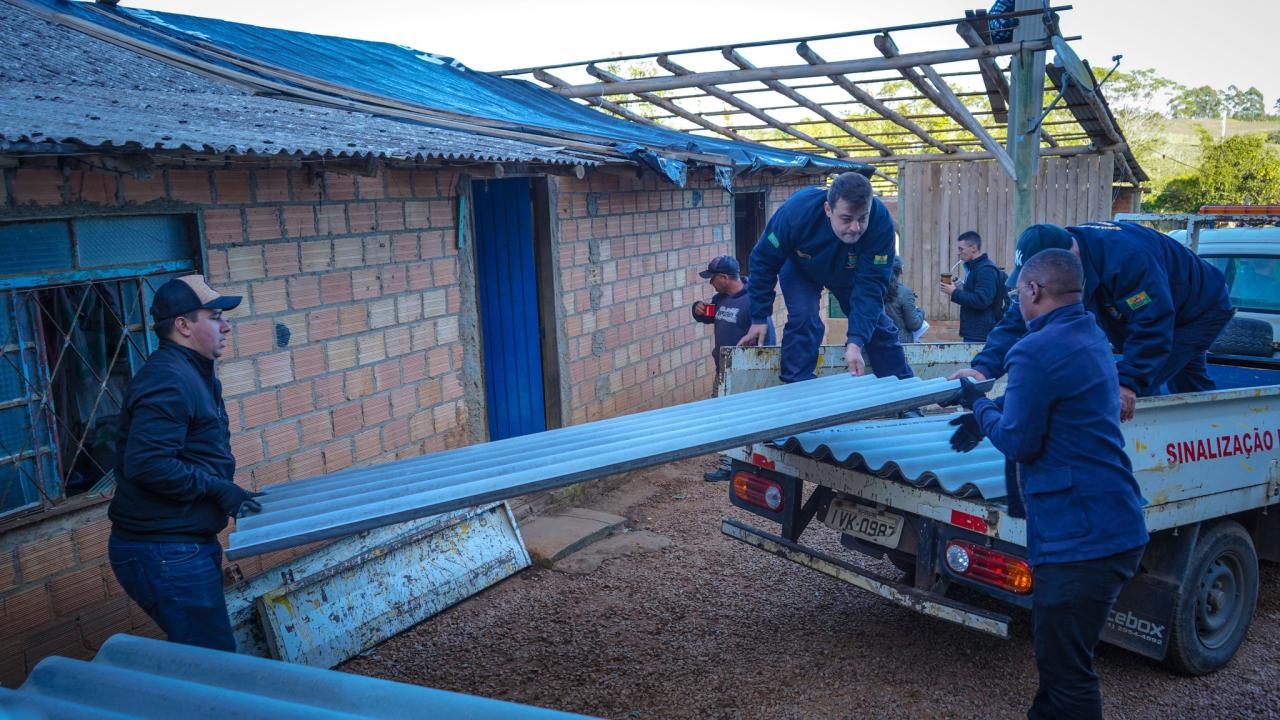 Prefeitura de Guaíba entrega telhas para casas atingidas pelo temporal na área rural
